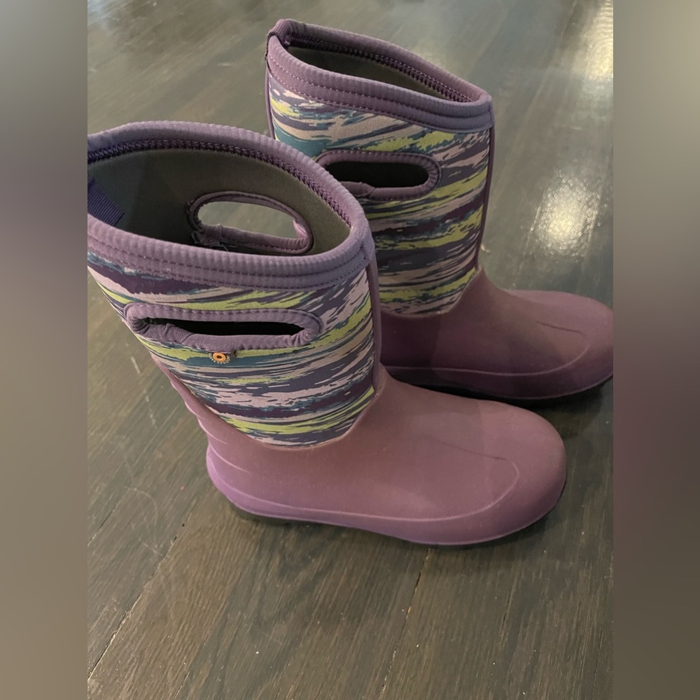 Worn Bogs kids snow boots purple size 4